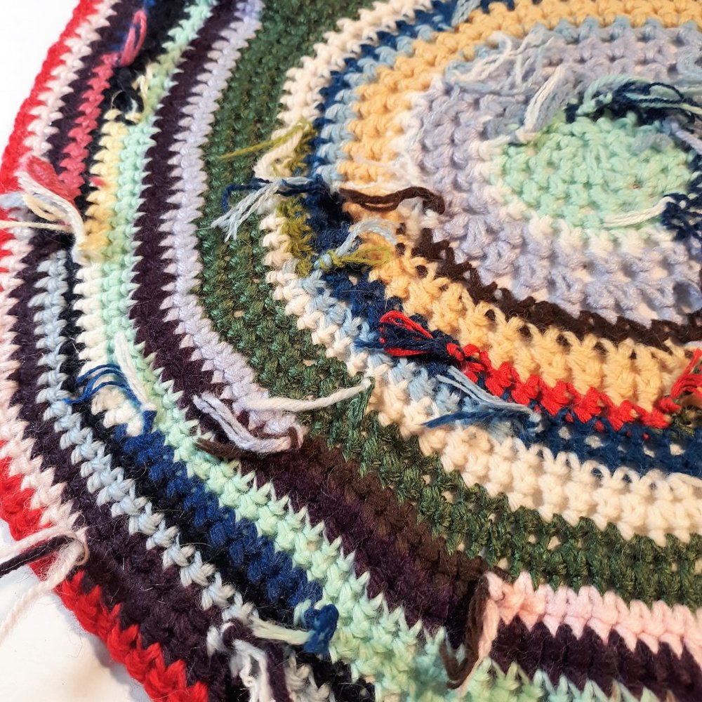 HAND CROCHET CAT YARN GAME ON  ONE SIDE SLEEP MAT ON OTHER  18" ROUND
